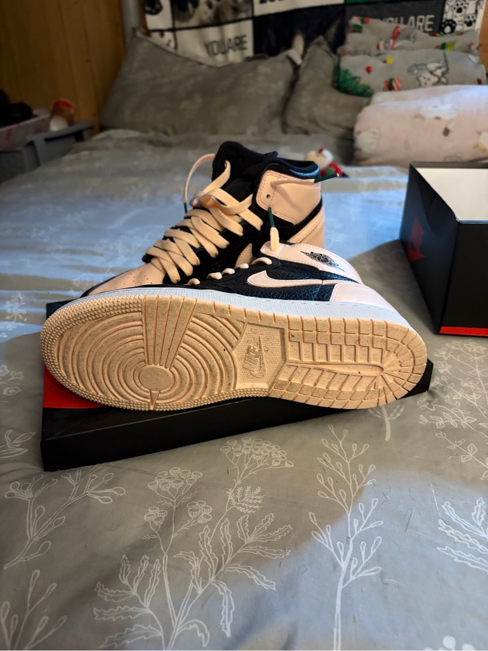 Jordan 1s crimsons tint